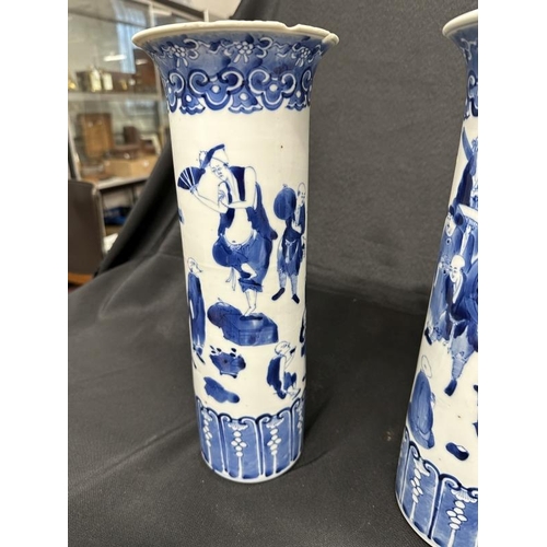 425 - Chinese Ceramics: Late 19th/early 20th cent. Chinese cylinder vases painted with busy market scenes ... 