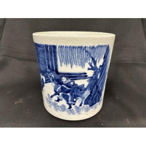 427 - Ceramics: Late 19th cent. Blue and white Chinese brush pot decorated with equine figures, unmarked, ... 