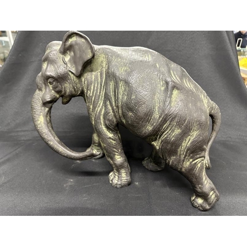 445 - Sculptures: 20th cent. Japanese patinated hollow cast bronze elephant with faux Zhuanshu mark to the... 