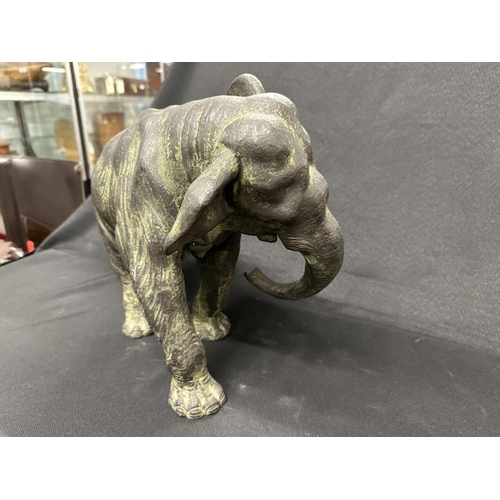 445 - Sculptures: 20th cent. Japanese patinated hollow cast bronze elephant with faux Zhuanshu mark to the... 