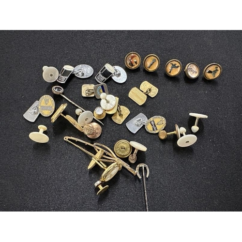 454 - Guinness Memorabilia: Including six waistcoat buttons, two pairs of Guinness cufflinks, together wit... 