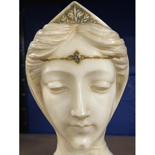 472 - Sculptures: 19th cent. Italian carved white and rouge marble bust of Beatrice Portinari with the sub... 