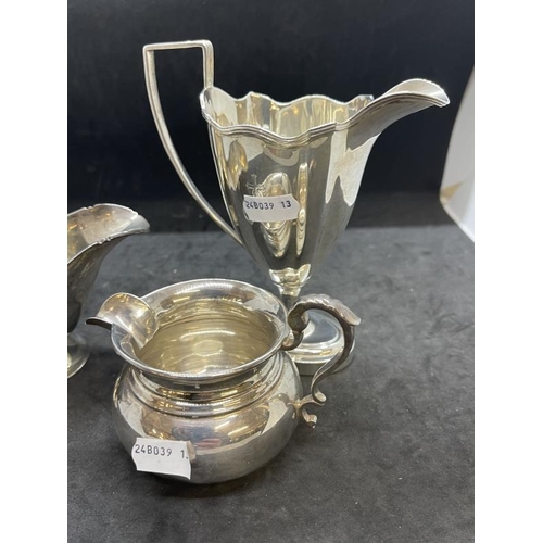 542 - Hallmarked Silver: Cream jugs, various patterns and hallmarks. Weight 14.4oz. (3)