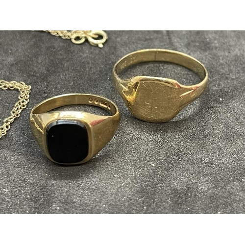 615 - Hallmarked Jewellery: Five 9ct gold signet rings including two onyx set together with another turquo... 