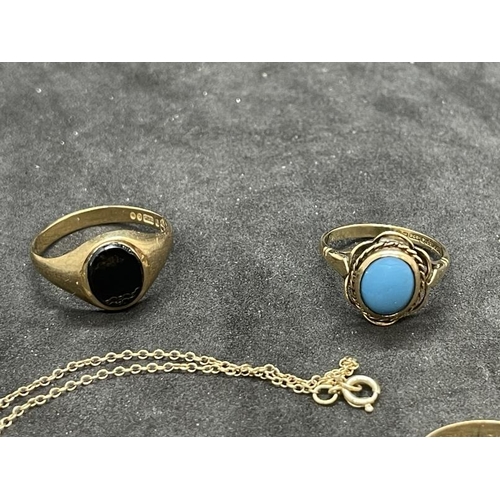 615 - Hallmarked Jewellery: Five 9ct gold signet rings including two onyx set together with another turquo... 