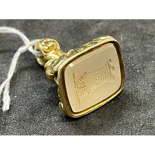 622 - Jewellery: Yellow metal Victorian fob set with a seal engraved white onyx, tests as 15ct gold. Weigh... 