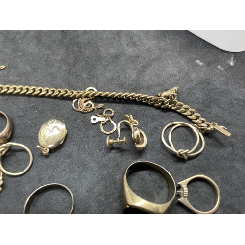 643 - Hallmarked Jewellery: Mixed collection of gold including 9ct, 14ct charm bracelet, two rings yellow ... 