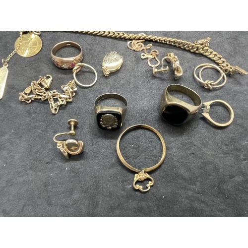 643 - Hallmarked Jewellery: Mixed collection of gold including 9ct, 14ct charm bracelet, two rings yellow ... 