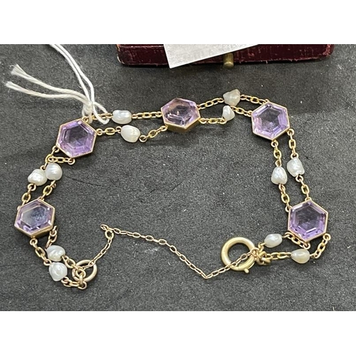 646 - Hallmarked Jewellery: 9ct gold bracelet set with amethyst and freshwater pearls. 9.4g.