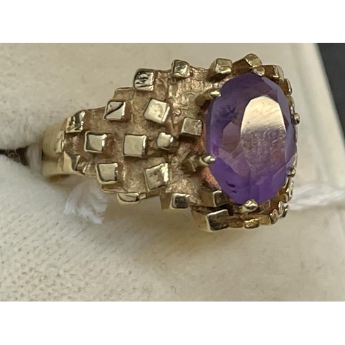 654 - Jewellery: 9ct. yellow gold amethyst solitaire ring, the shoulders modelled with an irregular cubist... 