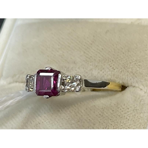 655 - Jewellery: Yellow metal 3-stone ring, central square cut ruby flanked by 2 diamonds, hallmark remove... 