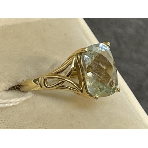 657 - Hallmarked Jewellery: 9ct gold and large radiant cut aquamarine, size K, 3.5g.