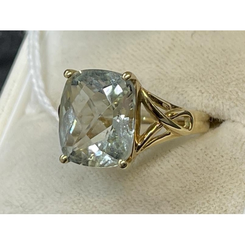 657 - Hallmarked Jewellery: 9ct gold and large radiant cut aquamarine, size K, 3.5g.