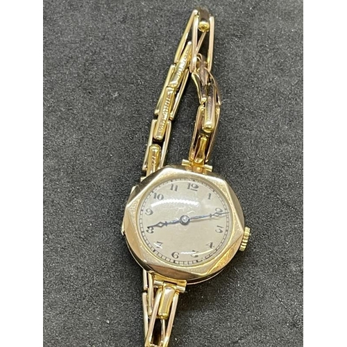 702 - Watches: Ladies 9ct gold wristwatch on gold expanding strap, Glasgow 1923, complete with fitted box.... 