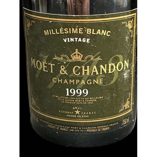 472 - Champagne: Moet and Chandon 1999, a blend of Chardonnay, Pinot Noir and Pinot Meunier, on the nose t... 