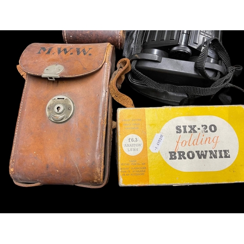 484 - Cameras: Assorted cameras including folding Brownie, boxed with instructions, a folding pocket Kodak... 