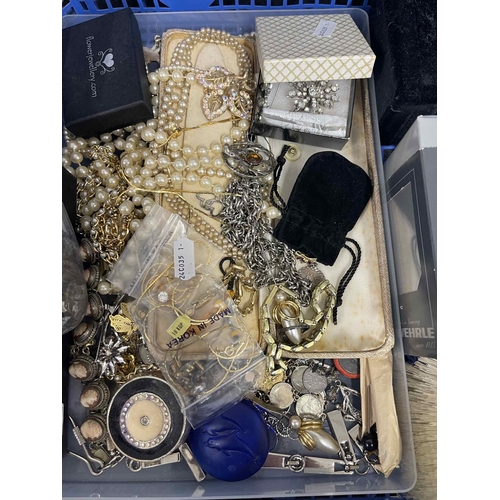 260 - Costume Jewellery: Assorted costume jewellery including cameo bracelet, brooches, etc. Together with... 