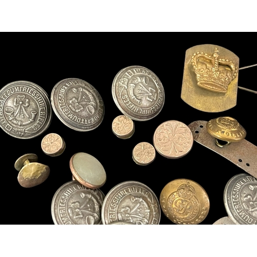 290 - Militaria: Collection of military buttons to include Dumphrieshire Rifles.