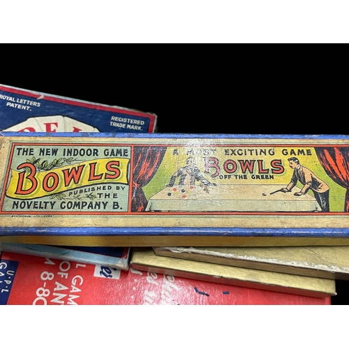 389 - Toys & Games: Edwardian and mid-century parlour games including jigsaws, Bingbat, dominos, indoor bo... 