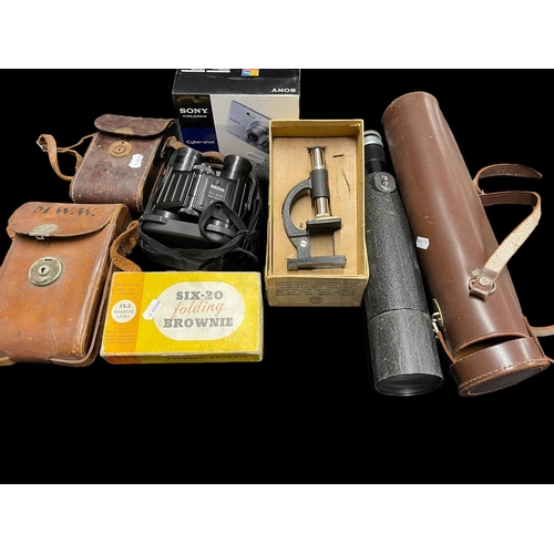 484 - Cameras: Assorted cameras including folding Brownie, boxed with instructions, a folding pocket Kodak... 