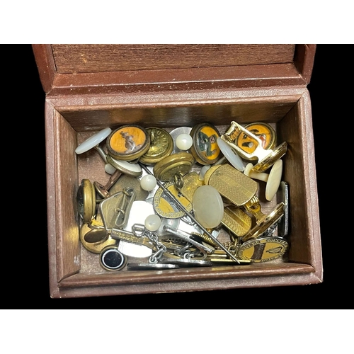 562 - Guinness Memorabilia: Including six waistcoat buttons, two pairs of Guinness cufflinks, together wit... 