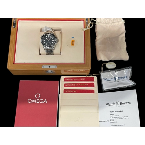 572 - Watches: Omega Seamaster stainless steel black professional master chronometer with receipt, paperwo... 