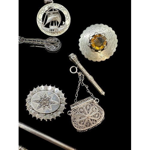 720a - Jewellery: Silver and white metal assorted jewellery including Victorian brooch, locket, silver penc... 