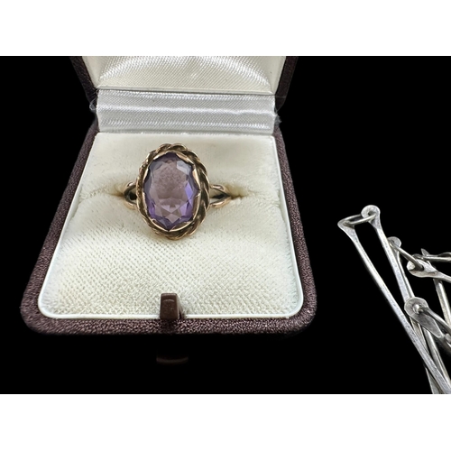 726 - Hallmarked Jewellery: 9ct gold ring set with a single amethyst, a 9ct gold band, a 9ct gold paste se... 