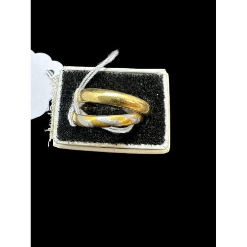 818 - Hallmarked Jewellery: 18ct yellow gold band, 3.4g. Together with a 22ct gold and platinum twist effe... 