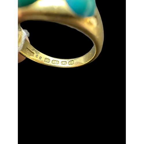 819 - Hallmarked Jewellery: 18ct gold ring set with three graduated cabochon cut turquoise, estimated weig... 