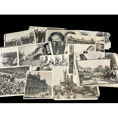 281 - Photographs: 20th cent. Press photographs showing multiple subjects. (Approx. 75)