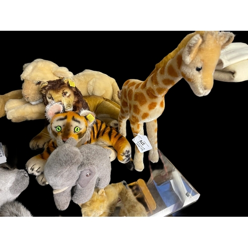 370 - Steiff Toys: Medium size lioness, lion, green-eyed tiger, giraffe and small grey elephant. (5)... 