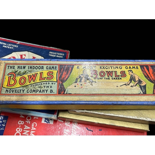 389 - Toys & Games: Edwardian and mid-century parlour games including jigsaws, Bingbat, dominos, indoor bo... 