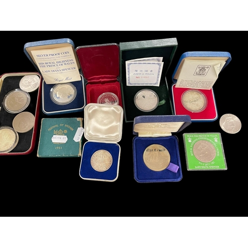 445 - Coins & Medals: Coins & Medals: Encapsulated 10 yuan piece, with COA. Two silver proof crowns, b... 