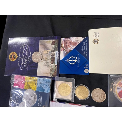 452 - Coins: WWI Centenary coin gold plated, Anniversary £5 Queen Elizabeth II Diamond Jubilee £5 x 2, POW... 