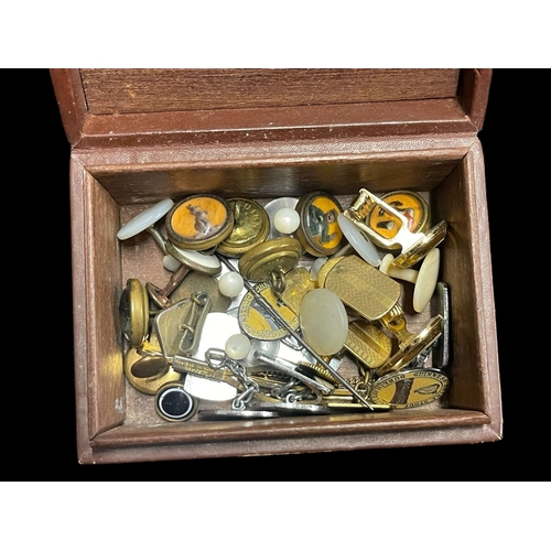 562 - Guinness Memorabilia: Including six waistcoat buttons, two pairs of Guinness cufflinks, together wit... 