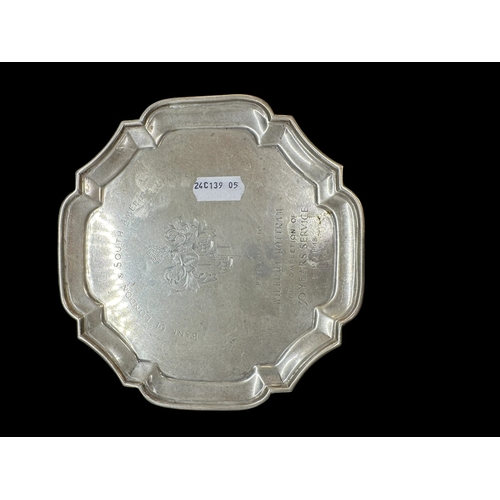 648 - Hallmarked Silver: Card tray, London 1951, with central coat of arms and presentation inscription, 1... 