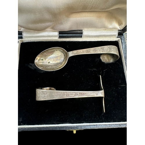 672 - Hallmarked Silver: Cased teaspoons x 6 Sheffield, Dixon & Co. 1934-5, approx. 2oz. Napkin ring M... 