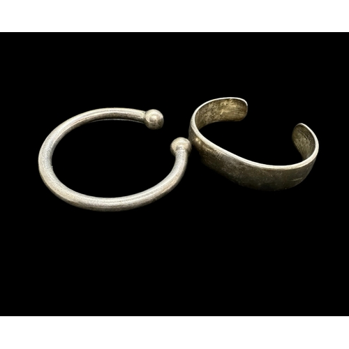 685 - Jewellery: Silver torc bracelet, Birmingham 1976, 5.6g. Plus a white metal bracelet marked Chouski.... 