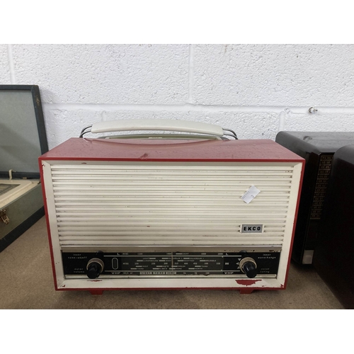 7 - Radios: Mid 20th cent. Bakelite cased radios including Bush D.A.C. 90A, Bush TR82C, Philips 82G81U, ... 