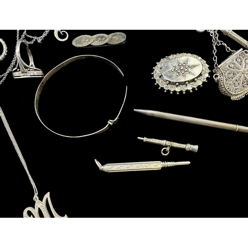 720a - Jewellery: Silver and white metal assorted jewellery including Victorian brooch, locket, silver penc... 