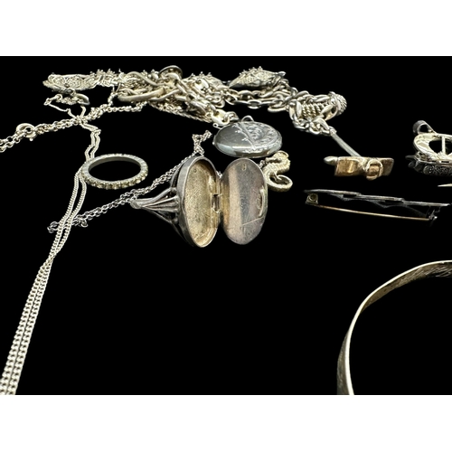 720a - Jewellery: Silver and white metal assorted jewellery including Victorian brooch, locket, silver penc... 