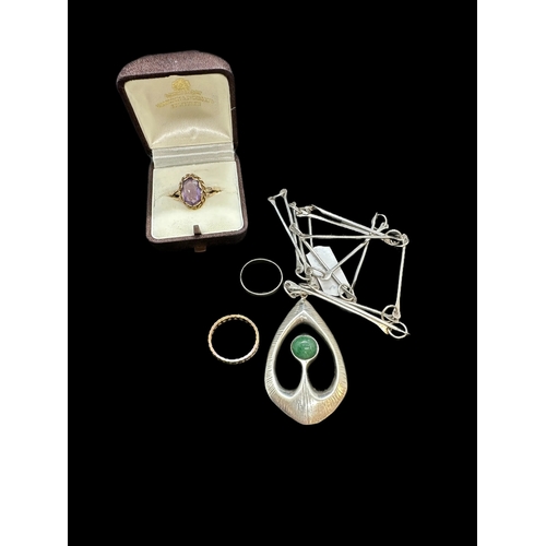 726 - Hallmarked Jewellery: 9ct gold ring set with a single amethyst, a 9ct gold band, a 9ct gold paste se... 