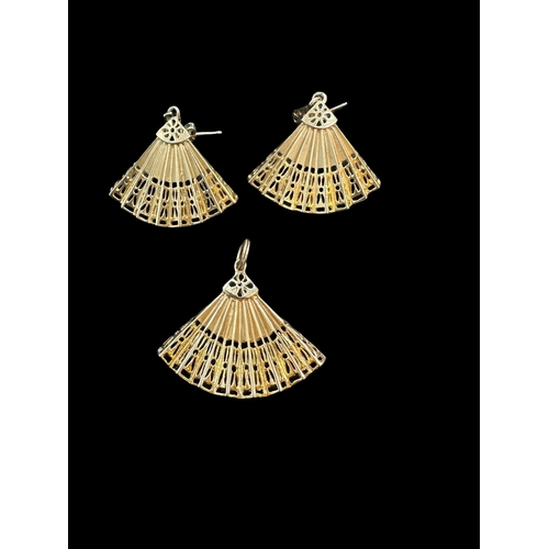 762a - Hallmarked Jewellery: 14ct gold earrings modelled as open fans, a pair, en-suite with a matching pen... 