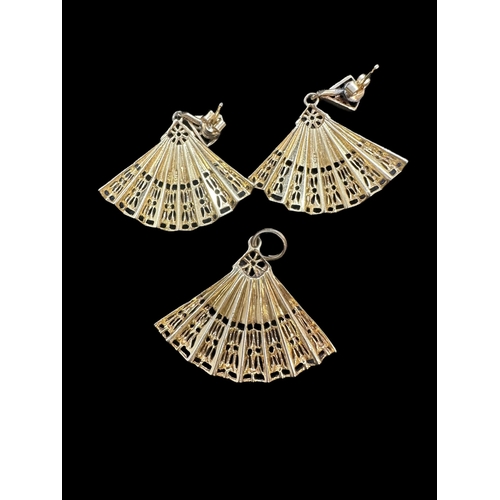 762a - Hallmarked Jewellery: 14ct gold earrings modelled as open fans, a pair, en-suite with a matching pen... 