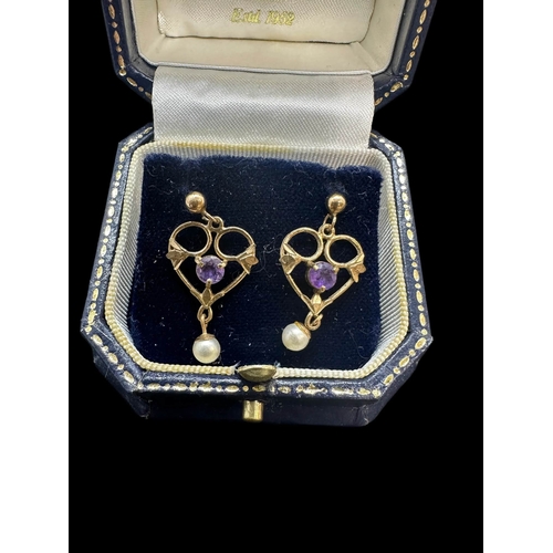 771 - Jewellery: Edwardian yellow metal open work pendant set with a central amethyst and a drop pearl, un... 