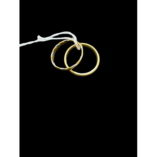 818 - Hallmarked Jewellery: 18ct yellow gold band, 3.4g. Together with a 22ct gold and platinum twist effe... 