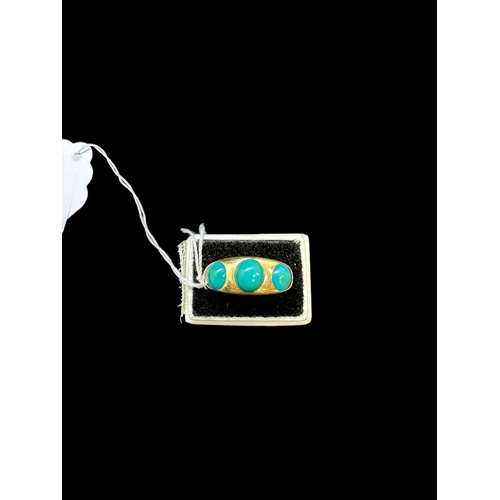 819 - Hallmarked Jewellery: 18ct gold ring set with three graduated cabochon cut turquoise, estimated weig... 