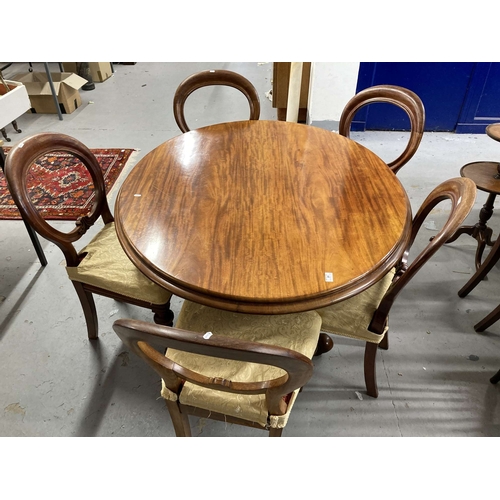 92 - Furniture: 19th cent. Mahogany balloon back dining chairs, drop-in upholstered seats, serpentine fro... 