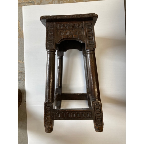 132 - Furniture: 17th/18th cent. oak joint stool with gun barrel supports and chip carving.